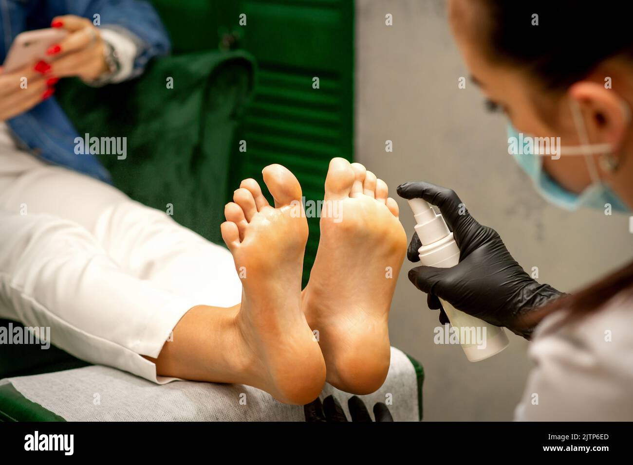 Woman feet lotion hi-res stock photography and images - Page 3 - Alamy