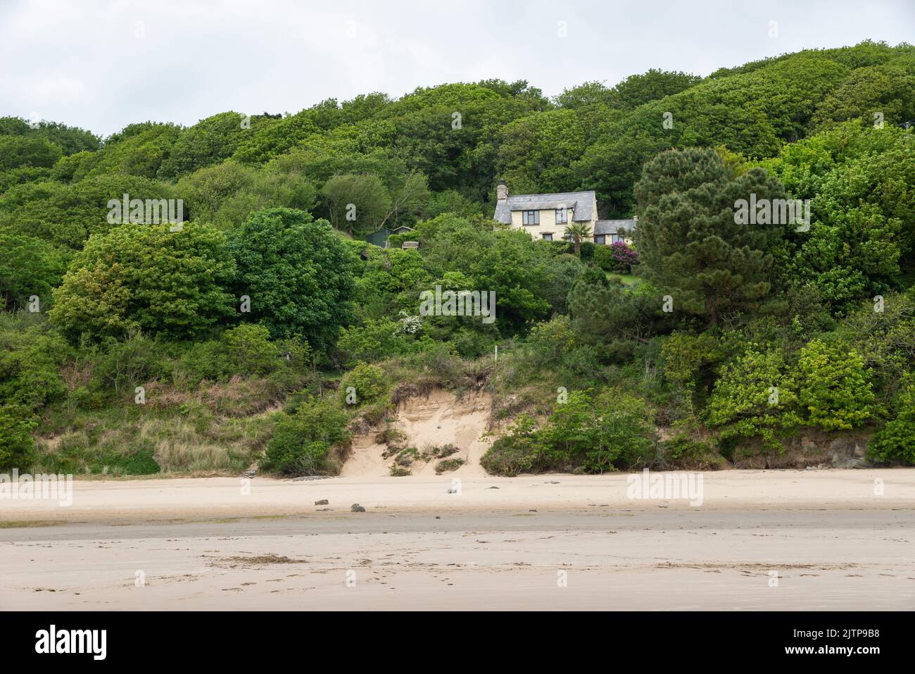 Houses with sea views at Borth-y-Gest near Porthmadog on the coast of North Wales. Stock Photo