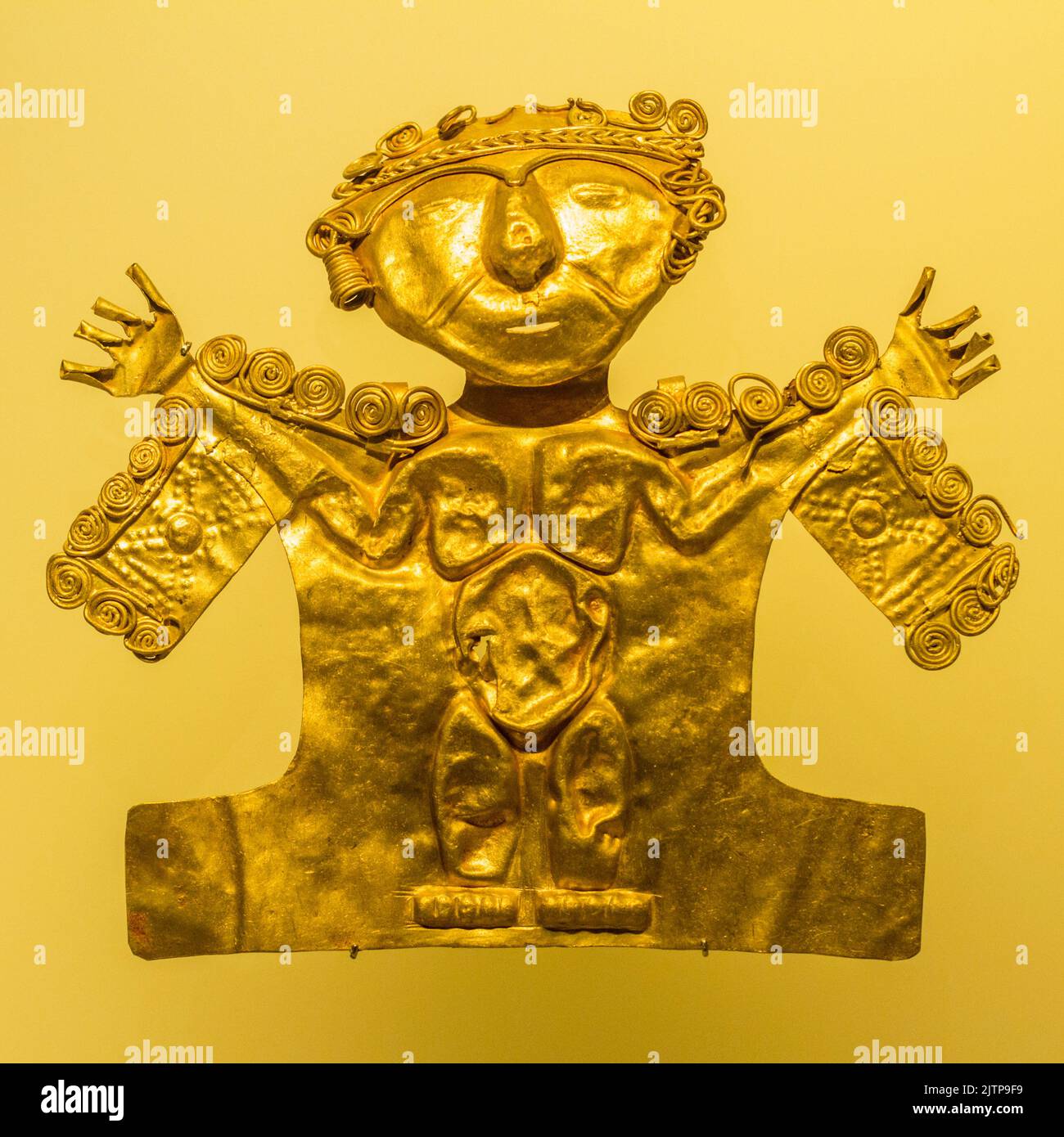 Pre-Columbian gold artifact on display in the Museo del Oro. The Museum of Gold is a museum located in Bogota, Colombia. Stock Photo