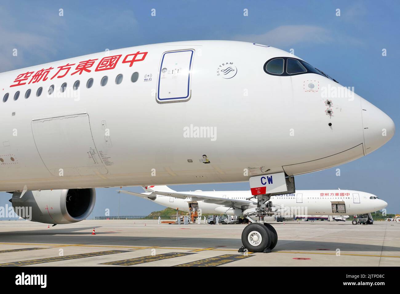 YANTAI, CHINA - SEPTEMBER 1, 2022 - Two cargo planes on the International Air Cargo route between Yantai and Liege, Belgium, load at Yantai Penglai In Stock Photo