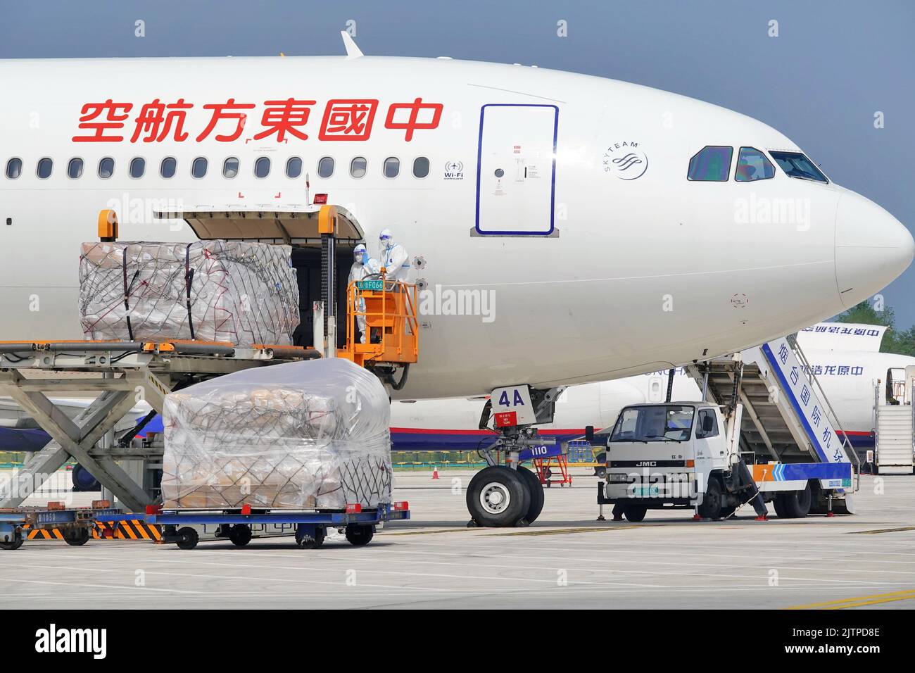 YANTAI, CHINA - SEPTEMBER 1, 2022 - Two cargo planes on the International Air Cargo route between Yantai and Liege, Belgium, load at Yantai Penglai In Stock Photo