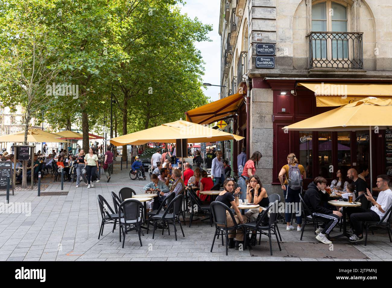 Two young women conversation at a terrace of a restaurant, Rennes, France Stock Photo