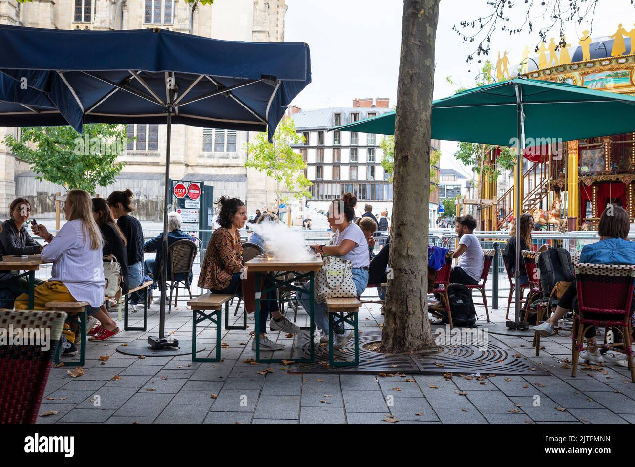 Women smoking cafe hi-res stock photography and images