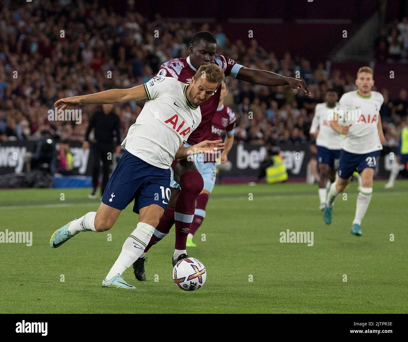 London, UK. 31st Aug, 2022. Harry Kane of Tottenham Hotspur in action with Kurt Zouma of West Ham Utd during the Premier League match, West Ham Utd v Tottenham Hotspur at the London Stadium, Queen Elizabeth Olympic Park in London on Wednesday 31st August 2022. this image may only be used for Editorial purposes. Editorial use only pic by Sandra Mailer/Andrew Orchard sports photography/Alamy Live news Credit: Andrew Orchard sports photography/Alamy Live News Stock Photo