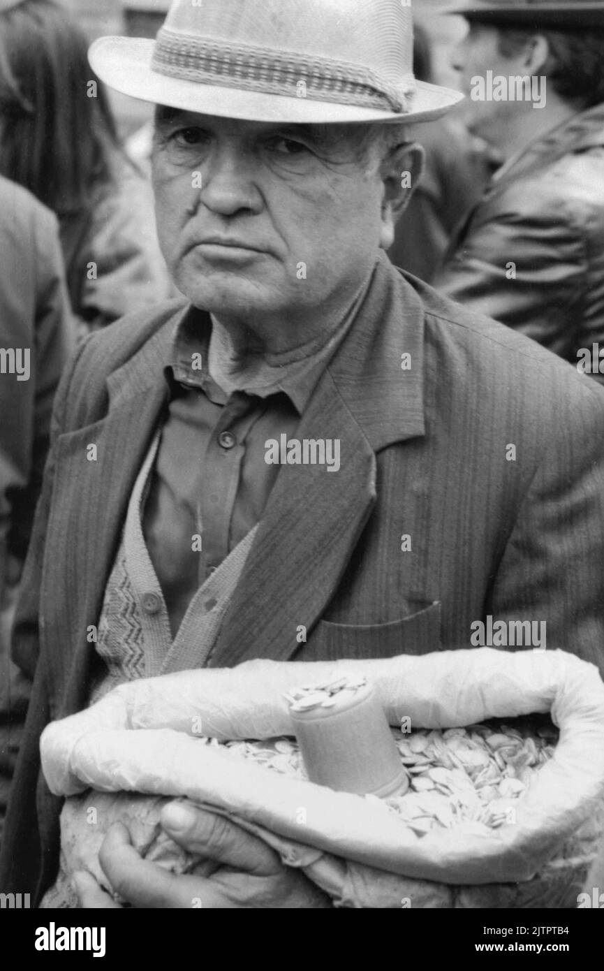 Man seeds Black and White Stock Photos & Images Alamy