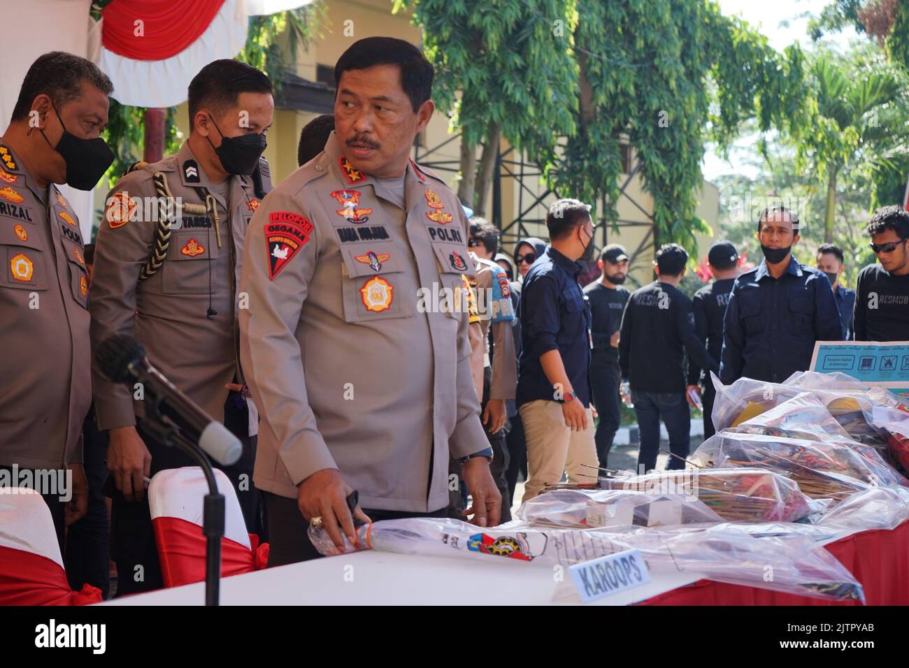 Makassar, South Sulawesi, Indonesia. 1st Sep, 2022. The Head of the South Sulawesi Police, Inspector General of Police Nana Sudjana witnessed evidence resulting from the disclosure of criminal cases for three weeks in an operation called OPERASI SIKAT which was held in Makassar City, Gowa Regency and Maros Regency. Dozens of crime suspects and evidence were successfully secured and presented at a press conference held at the South Sulawesi Police Headquarters, Wednesday, September 1, 2022. The cases revealed were robbery, theft, and crimes of assault using arrows. (Credit Image: © Herwin B Stock Photo