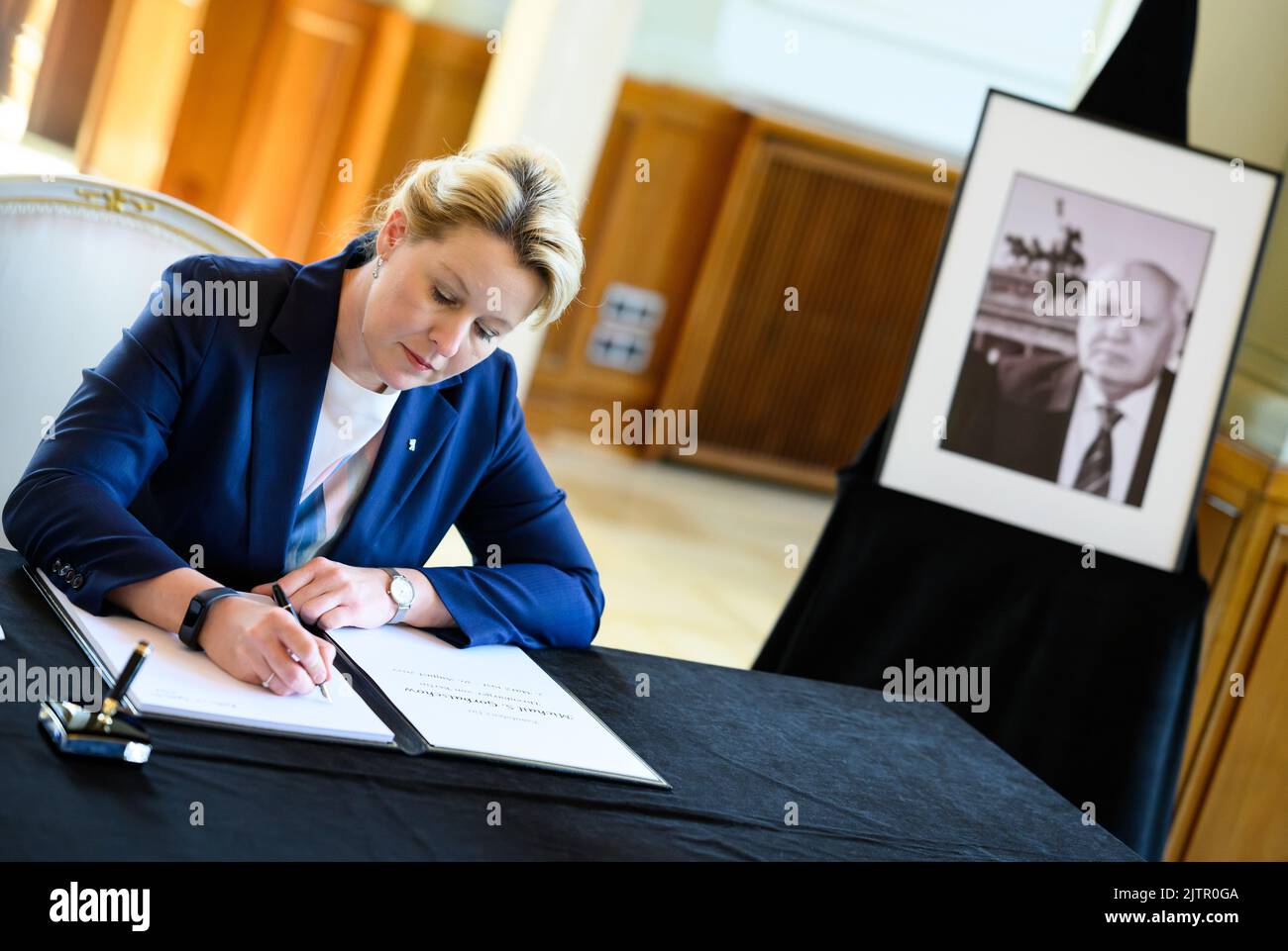 Berlin, Germany. 01st Sep, 2022. Franziska Giffey (SPD), Governing Mayor of Berlin, signs the book of condolence for the late honorary citizen of Berlin, Mikhail S. Gorbachev, at the Red City Hall. Nobel Peace Prize laureate and former Soviet leader Gorbachev died in Moscow at the age of 91. Credit: Bernd von Jutrczenka/dpa/Alamy Live News Stock Photo