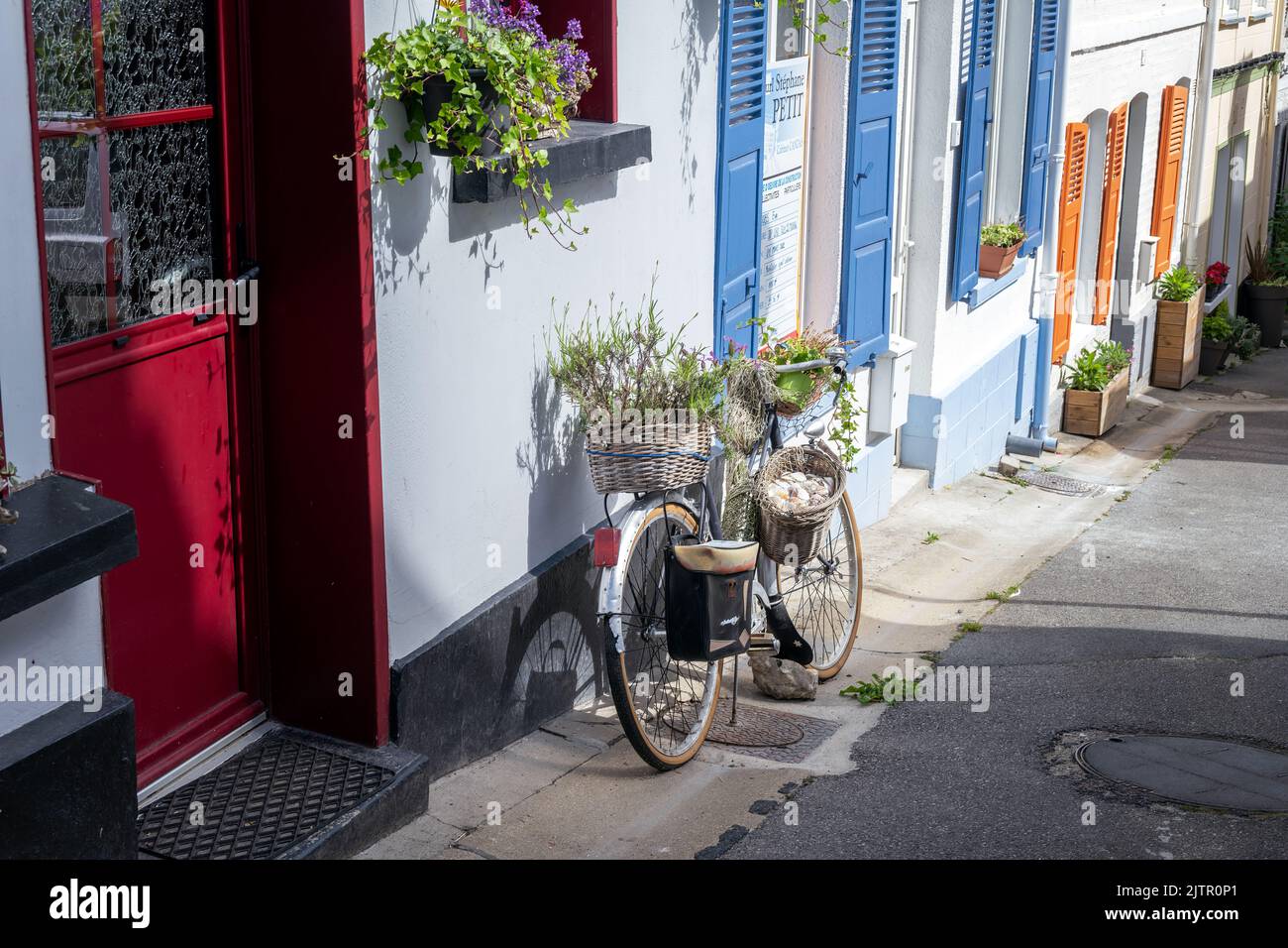 SAINT-VALERY-SUR-SOMME, FRANCE - MAY 26th, 2022: Bicycle in a pretty street of the Courtgrain borough in Saint-Valéry-sur-Somme, Haut-de-France Stock Photo