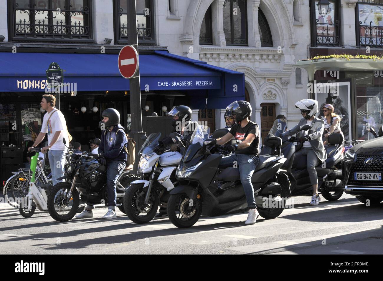 FRANCE. PARIS (75) 2 TH DISTRICT. MOTOBIKES TRAFFIC Stock Photo