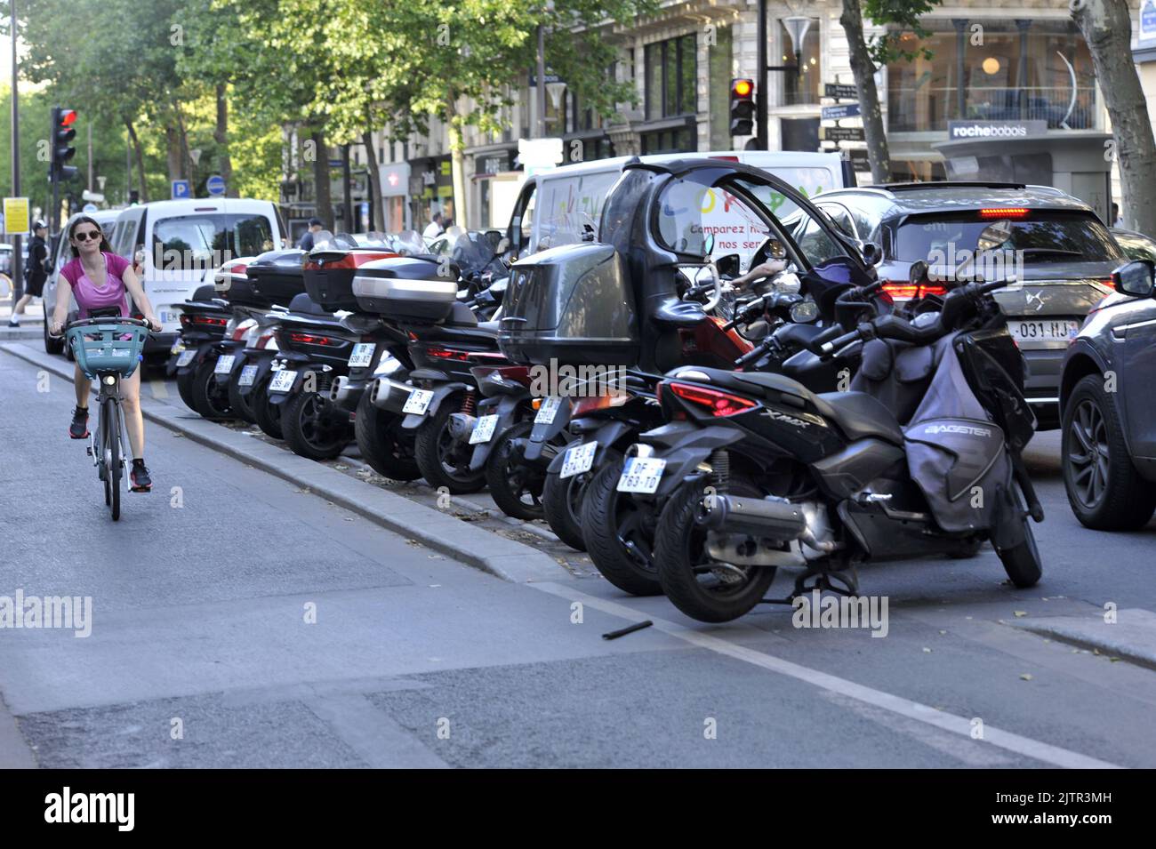 FRANCE. PARIS (75) 2TH DISTRICT. SEBASTOPOL BLVD. BICYCLE PASS AND MOTOBIKES PARKING Stock Photo