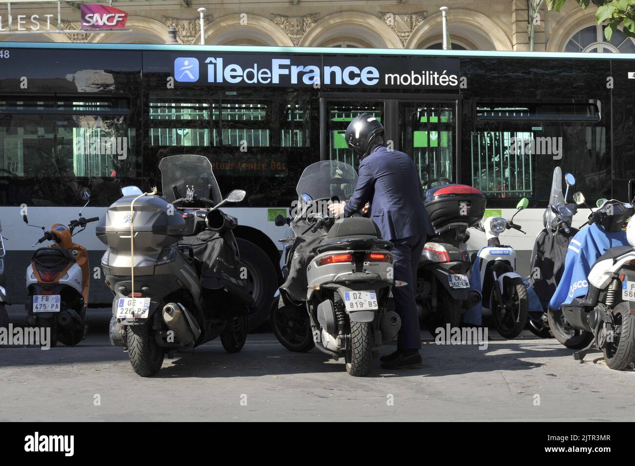 FRANCE. PARIS (75) 2TH DISTRICT. GARE DE L'EST STATION MOTOBIKES PARKING ON A SIDEWALK Stock Photo