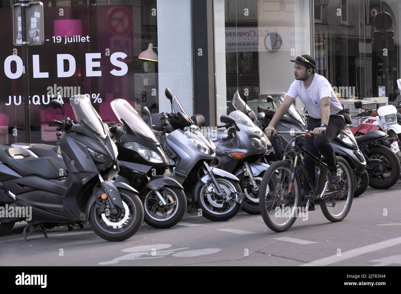 FRANCE. PARIS (75) 2TH DISTRICT. SEBASTOPOL BLVD. BICYCLE PASS AND MOTOBIKES PARKING Stock Photo