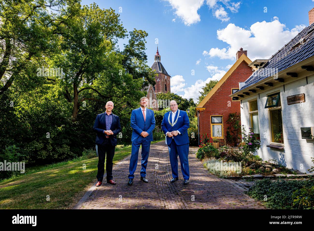 2022-09-01 13:02:24 MIDDELSTUM - King Willem-Alexander (M) is visiting Middelstum in Groningen, in the region where there are regular earthquakes due to gas extraction. The king spoke to professionals and experts, among others, who specialize in restoring and strengthening the region's heritage. ANP POOL PATRICK VAN KATWIJK netherlands out - belgium out Stock Photo