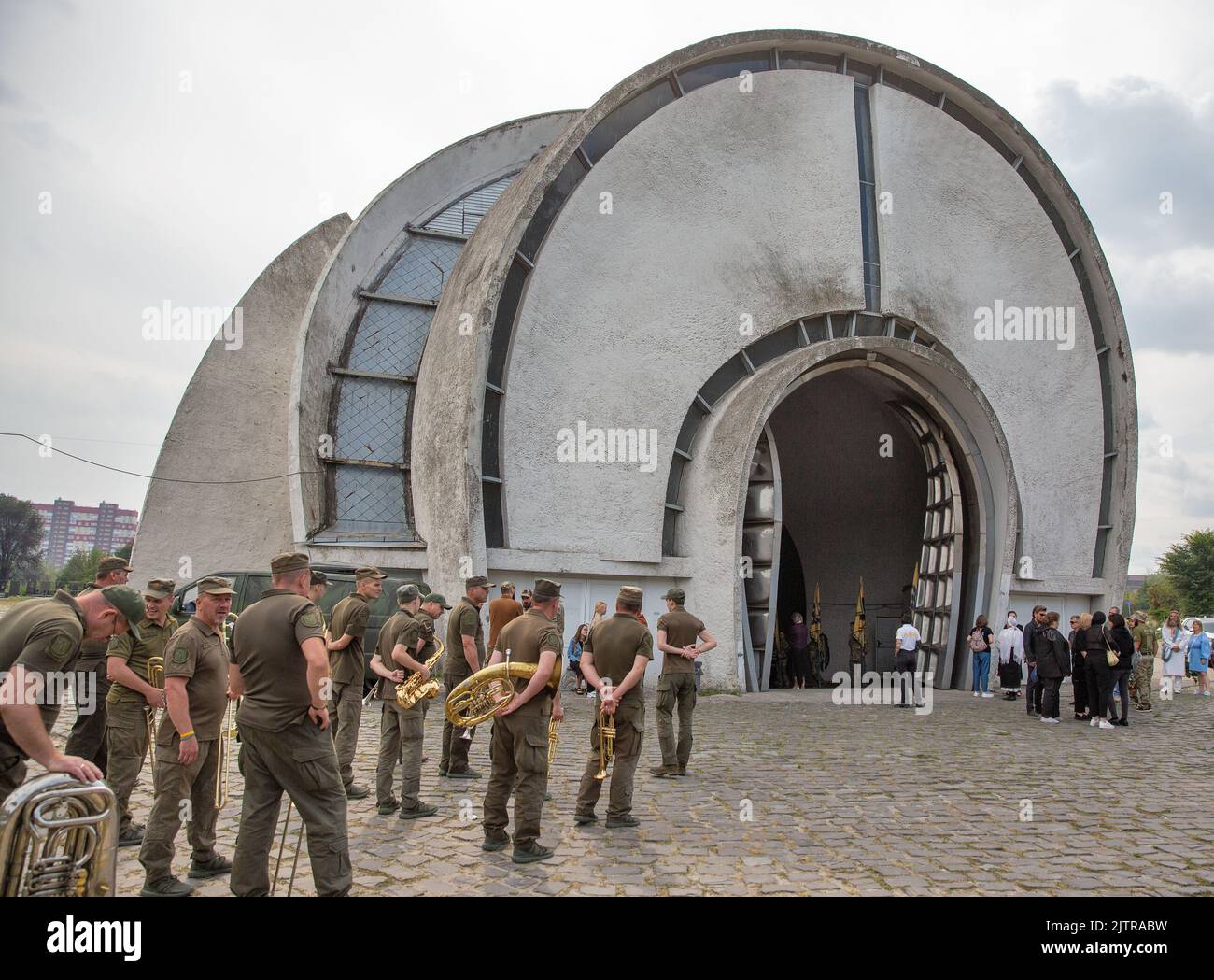 Kyiv, Ukraine on September 01, 2022: Solemn funeral of the Ukrainian soldier of the Azov regiment who died in April while defending Mariupol from the Russian invasion. Crematorium at the Baikove cemetery. Only recently the remains of a soldier were handed over to his parents. Stock Photo