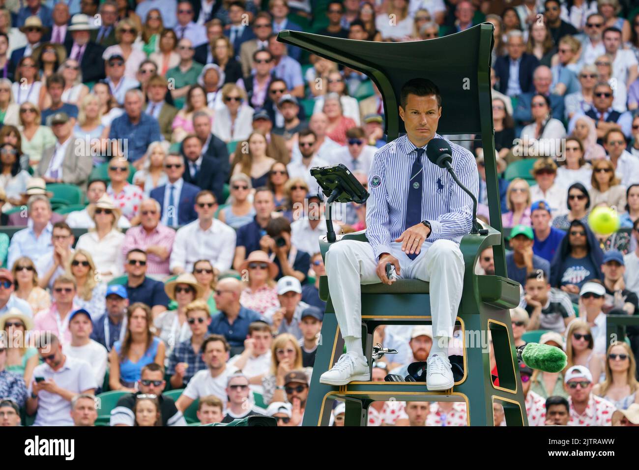 Umpire on Centre Court at The Championships 2022. Held at The All England Lawn Tennis Club, Wimbledon. Stock Photo