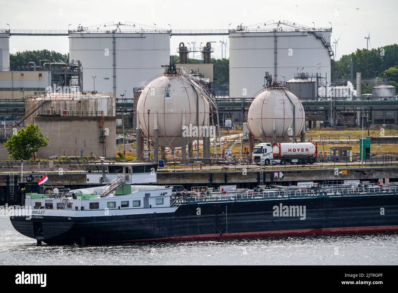 Petroleumhaven, Vopak Terminal Europoort, crude oil tank farm, over 99 large tanks, and 22 loading terminals for overseas and inland vessels, Europoor Stock Photo