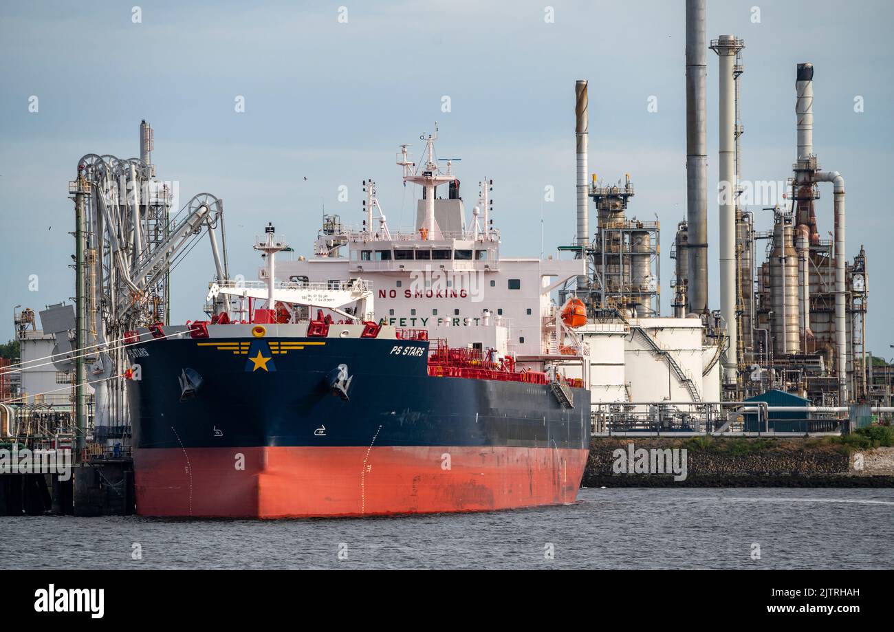 Petroleumhaven, Shell Terminal Europoort, crude oil tank farm, bulk tanks, and loading terminals for overseas and inland vessels, Europoort bulk tanke Stock Photo