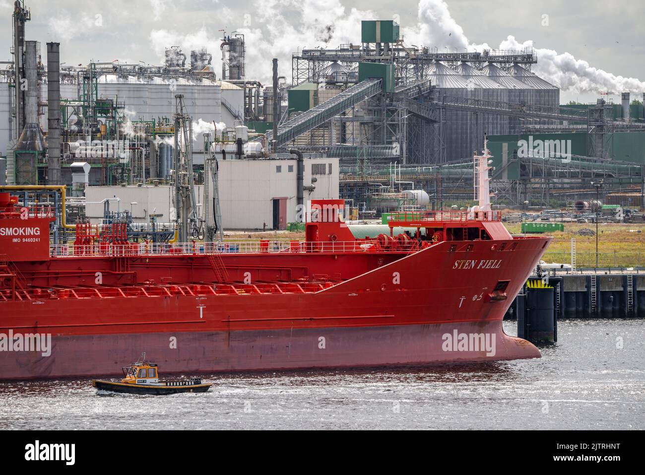 Petroleumhaven, Terminal Europoort, crude oil tank storage, bulk tanks, and loading terminals for overseas and inland vessels, Europoort Port Rotterda Stock Photo