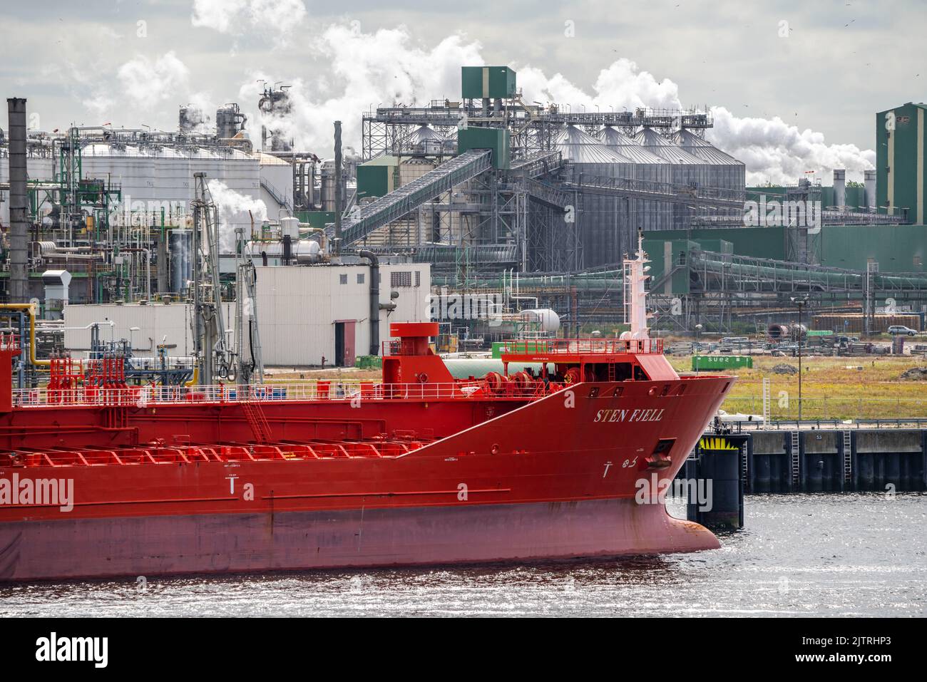 Petroleumhaven, Terminal Europoort, crude oil tank storage, bulk tanks, and loading terminals for overseas and inland vessels, Europoort Port Rotterda Stock Photo