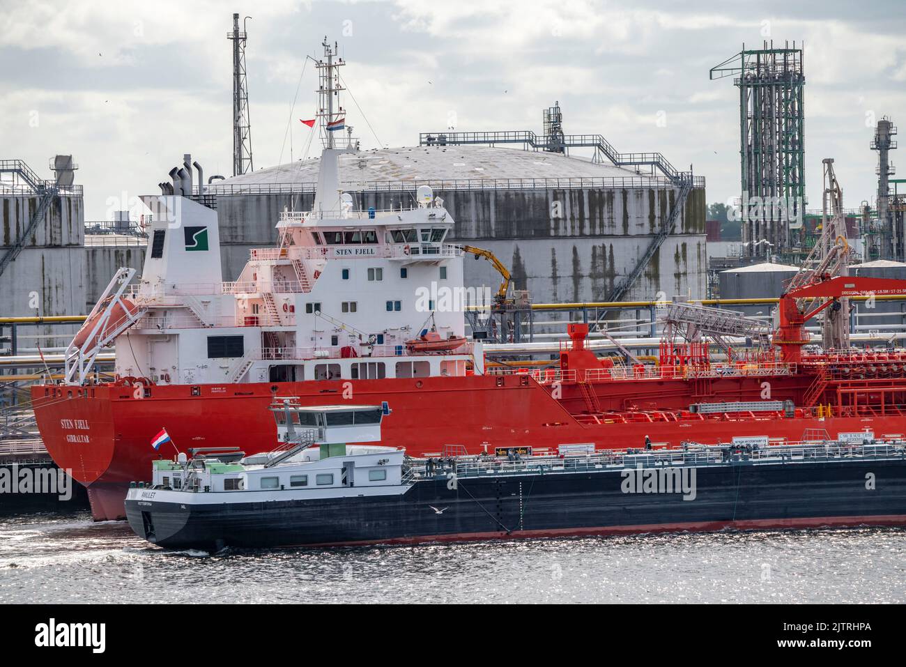 Petroleumhaven, Terminal Europoort, crude oil tank storage, bulk tanks, and loading terminals for overseas and inland vessels, Europoort Port Rotterda Stock Photo