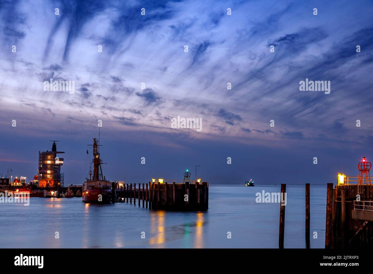 Hafeneinfahrt in Cuxhaven an der Elbmündung bei Nacht Stock Photo