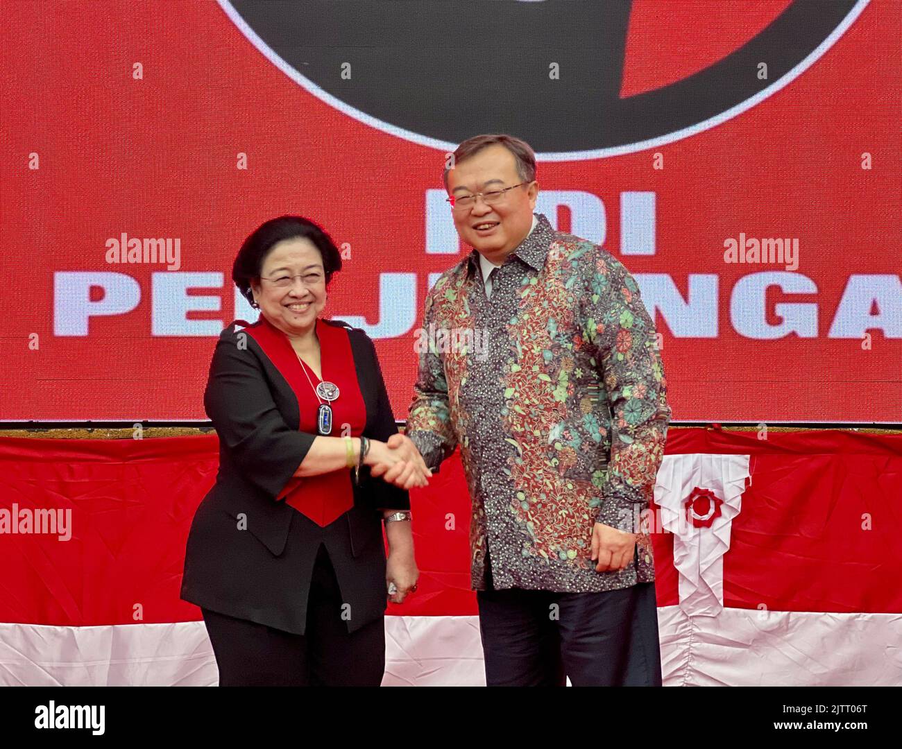 Jakarta. 1st Sep, 2022. Liu Jianchao (R), head of the International Department of the Communist Party of China Central Committee, meets with former president and chairwoman of the Indonesian Democratic Party of Struggle Megawati Soekarnoputri in Jakarta, Indonesia, Aug. 30, 2022. Credit: Xinhua/Alamy Live News Stock Photo