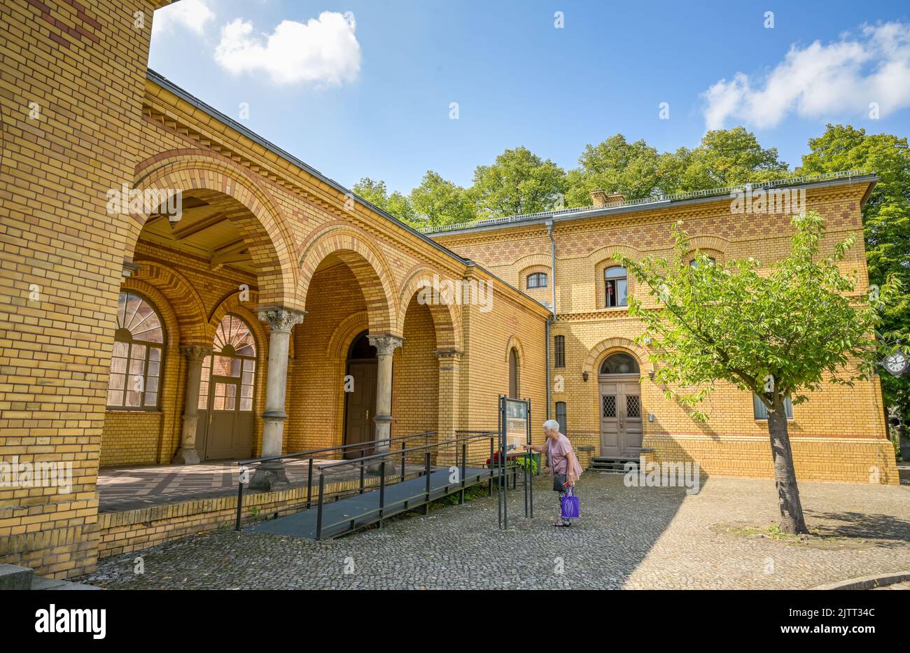 Wandelgang, Jüdischer Friedhof, Herbert-Baum-Straße, Weißensee, Pankow, Berlin, Deutschland Stock Photo