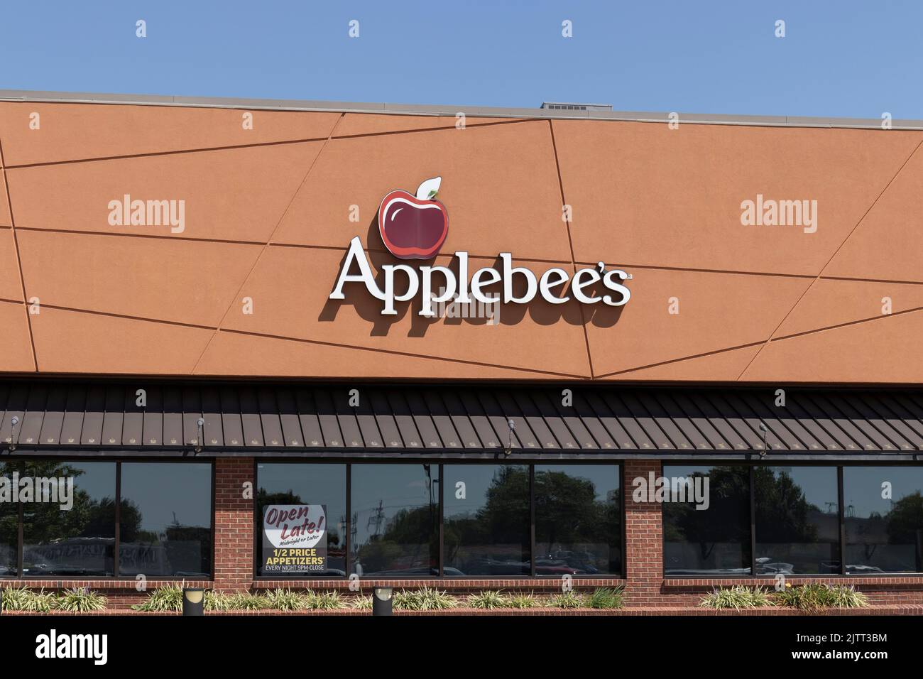 Greenwood Circa August 2022 Applebee's Neighborhood Grill and Bar