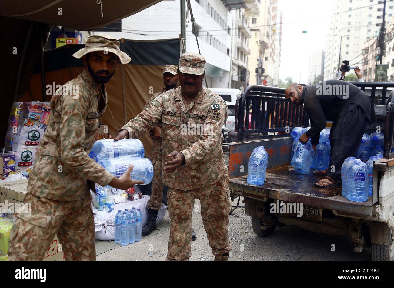 Pakistan Army established a flood relief camp for collecting donations ...