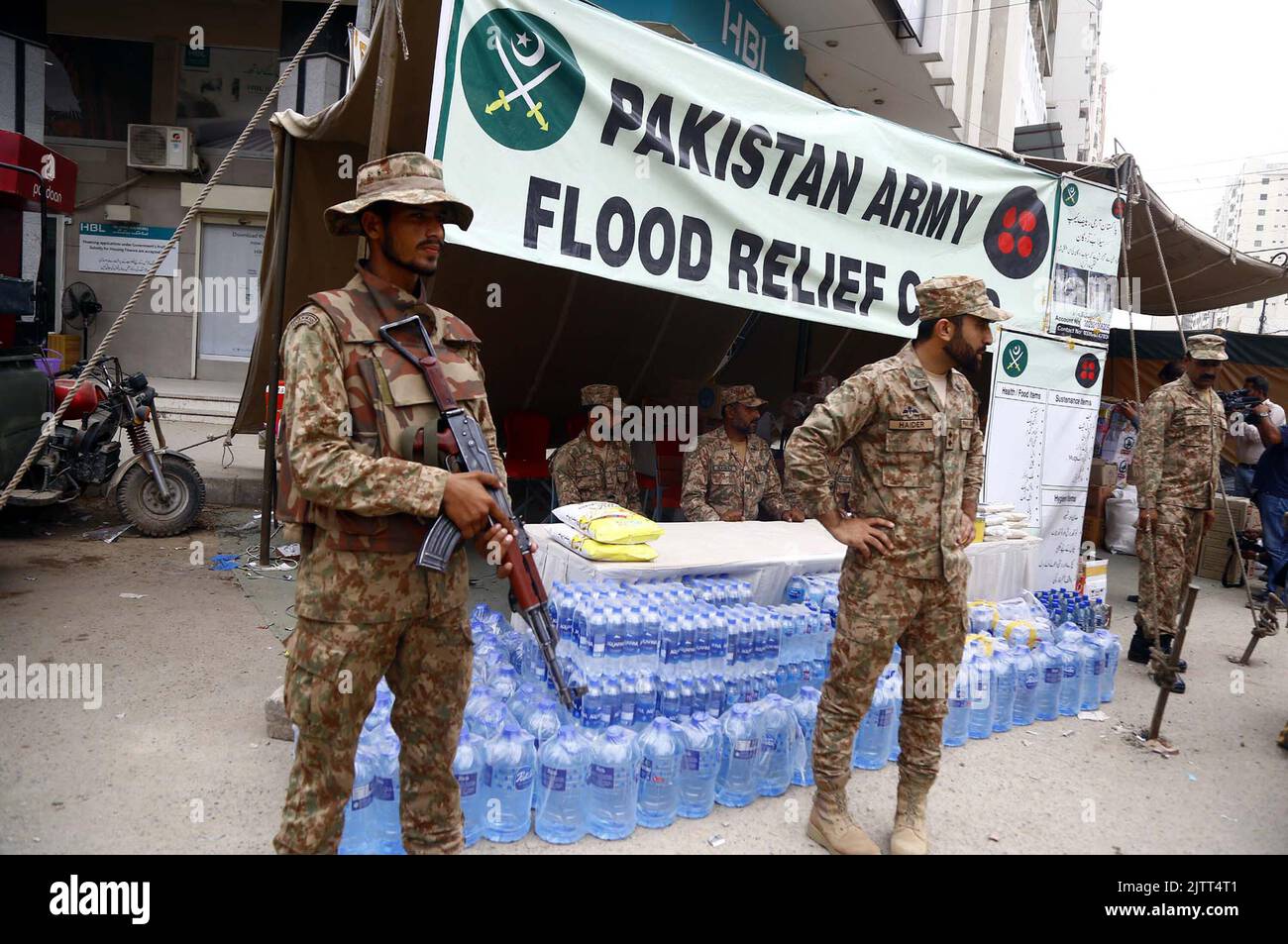 Pakistan Army established a flood relief camp for collecting donations ...