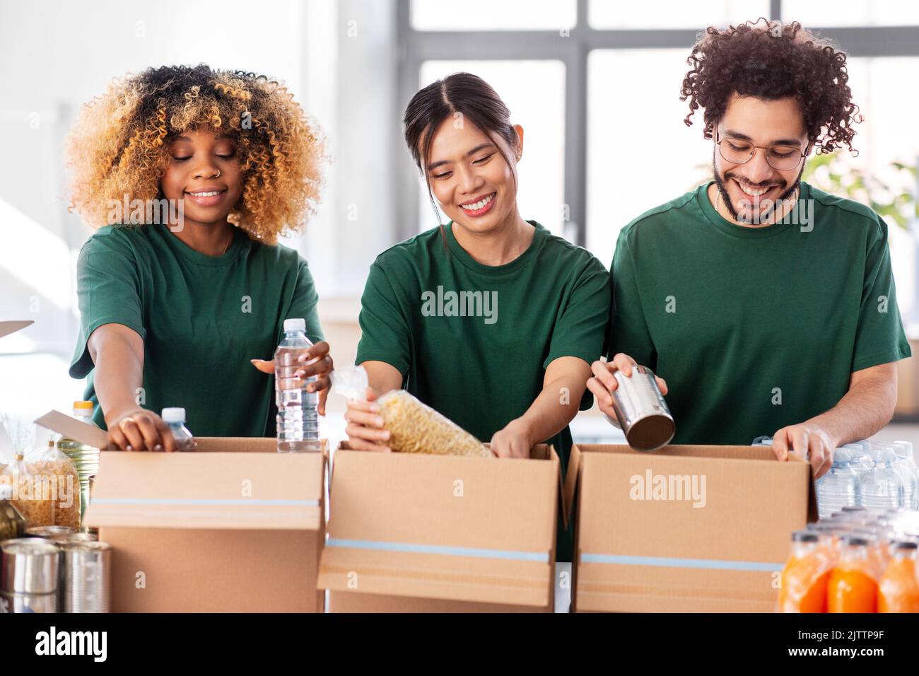 Male worker packing meal in hi-res stock photography and images - Alamy