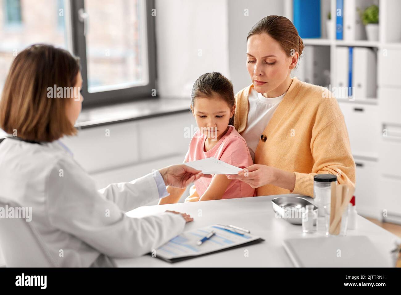 mother with little daughter and doctor at clinic Stock Photo - Alamy