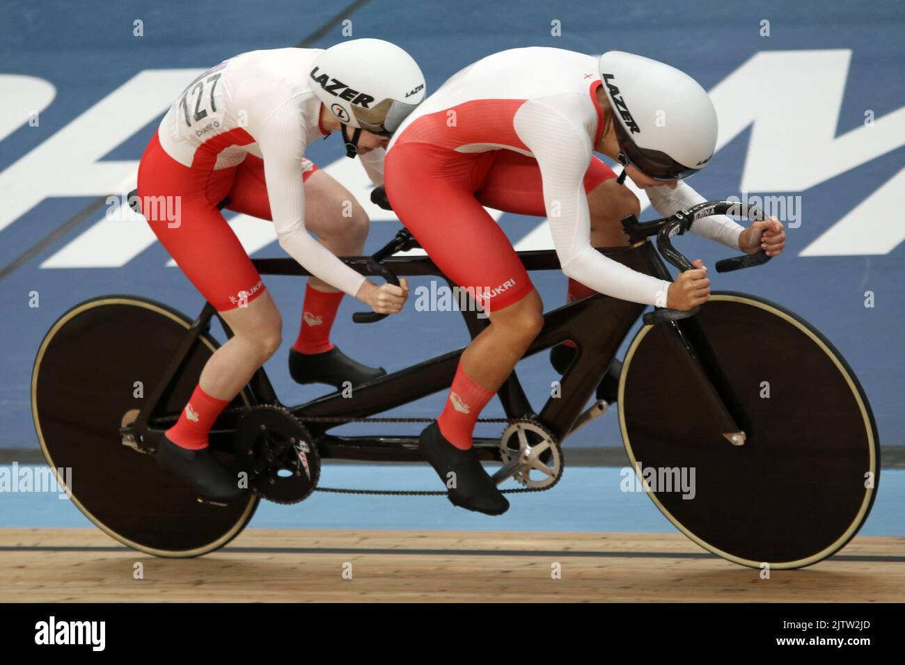 Sophie Unwin of England along with her pilot Georgia Holt in the women's Tandem B - Sprint cycling at the 2022 Commonwealth games in the Velodrome, Queen Elizabeth Olympic Park, London. Stock Photo