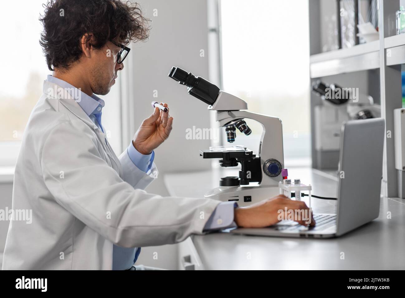 Scientist computer beaker hi-res stock photography and images - Alamy