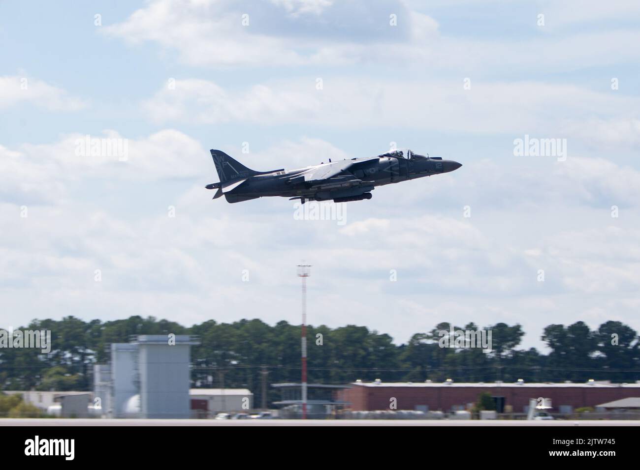 U.S. Marine Corps Capt. Philip Cortellucci, an AV-8B Harrier II jet pilot with Marine Attack Squadron (VMA) 223, flies an AV-8B Harrier II jet over Marine Corps Air Station Cherry Point, North Carolina, Aug. 31, 2022. AV-8B Harrier II jets assigned to VMA-223 were loaded with AIM-120A missiles and ADM-141A Tactical Air-Launched Decoys for the pilots to practice air-to-air combat. VMA-223 is a subordinate unit of 2nd Marine Aircraft Wing, the aviation combat element of II Marine Expeditionary Force. (U.S. Marine Corps photo by Lance Cpl. Elias E. Pimentel III) Stock Photo