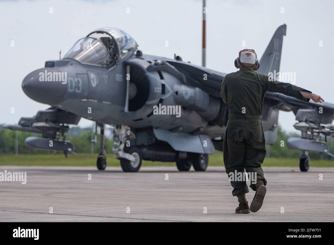 U.S. Marines with Marine Attack Squadron (VMA) 223 taxi an AV-8B Harrier II jet at Marine Corps Air Station Cherry Point, North Carolina, Aug. 31, 2022. AV-8B Harrier II jets assigned to VMA-223 were loaded with AIM-120A missiles and ADM-141A Tactical Air-Launched Decoys for the pilots to practice air-to-air combat. VMA-223 is a subordinate unit of 2nd Marine Aircraft Wing, the aviation combat element of II Marine Expeditionary Force. (U.S. Marine Corps photo by Lance Cpl. Elias E. Pimentel III) Stock Photo