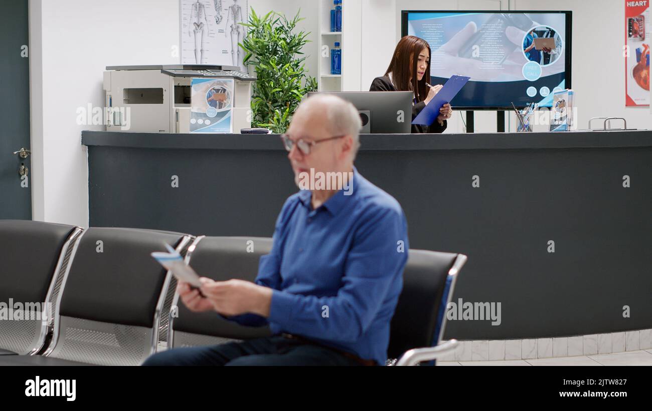 Doctor giving medical reports hi-res stock photography and images - Alamy