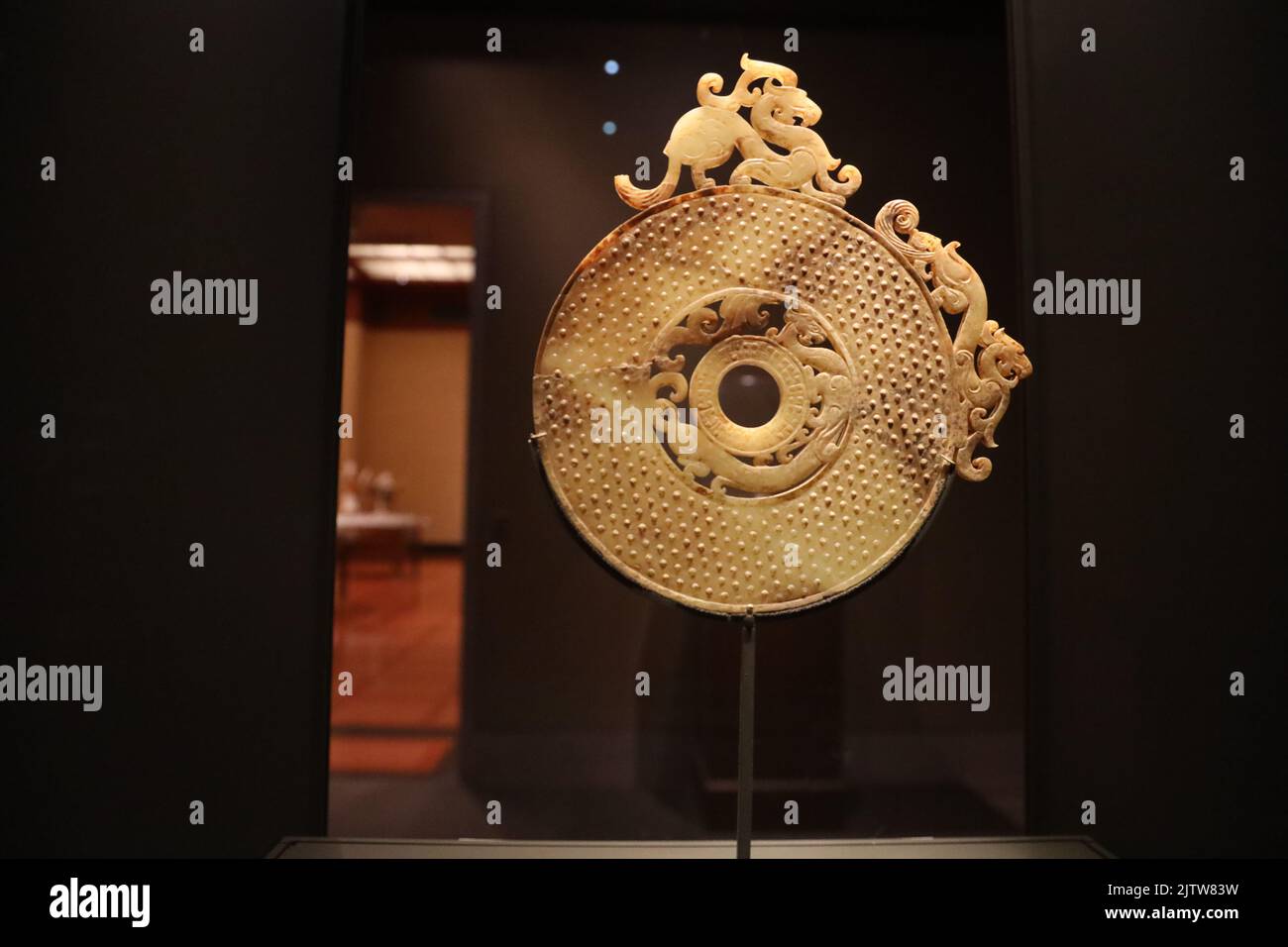 Kansas City, USA. 1st Sep, 2022. Photo taken on Aug. 11, 2022 shows a ritual jade disc with dragon motifs from the 3rd century B.C., displayed at Nelson-Atkins Museum of Art in Kansas City, Missouri, the United States. Credit: Xu Jianmei/Xinhua/Alamy Live News Stock Photo