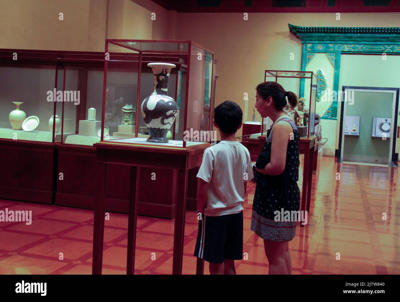 Kansas City, USA. 1st Sep, 2022. Visitors view the Flower Vase with Dragon Motif from Northern Song Dynasty at Nelson-Atkins Museum of Art in Kansas City, Missouri, the United States, on Aug. 11, 2022. Credit: Xu Jing/Xinhua/Alamy Live News Stock Photo