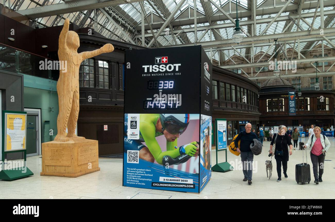 The concourse of Glasgow Central Station, showing the Beacon of Hope sculpture and a clock by Tissot : countdown to World Cycling Championships 2023. Stock Photo