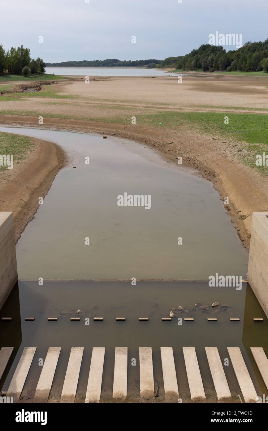 Drought affecting the reservoir Lac de L'Escourou, Nouvelle-Aquitaine, France Stock Photo
