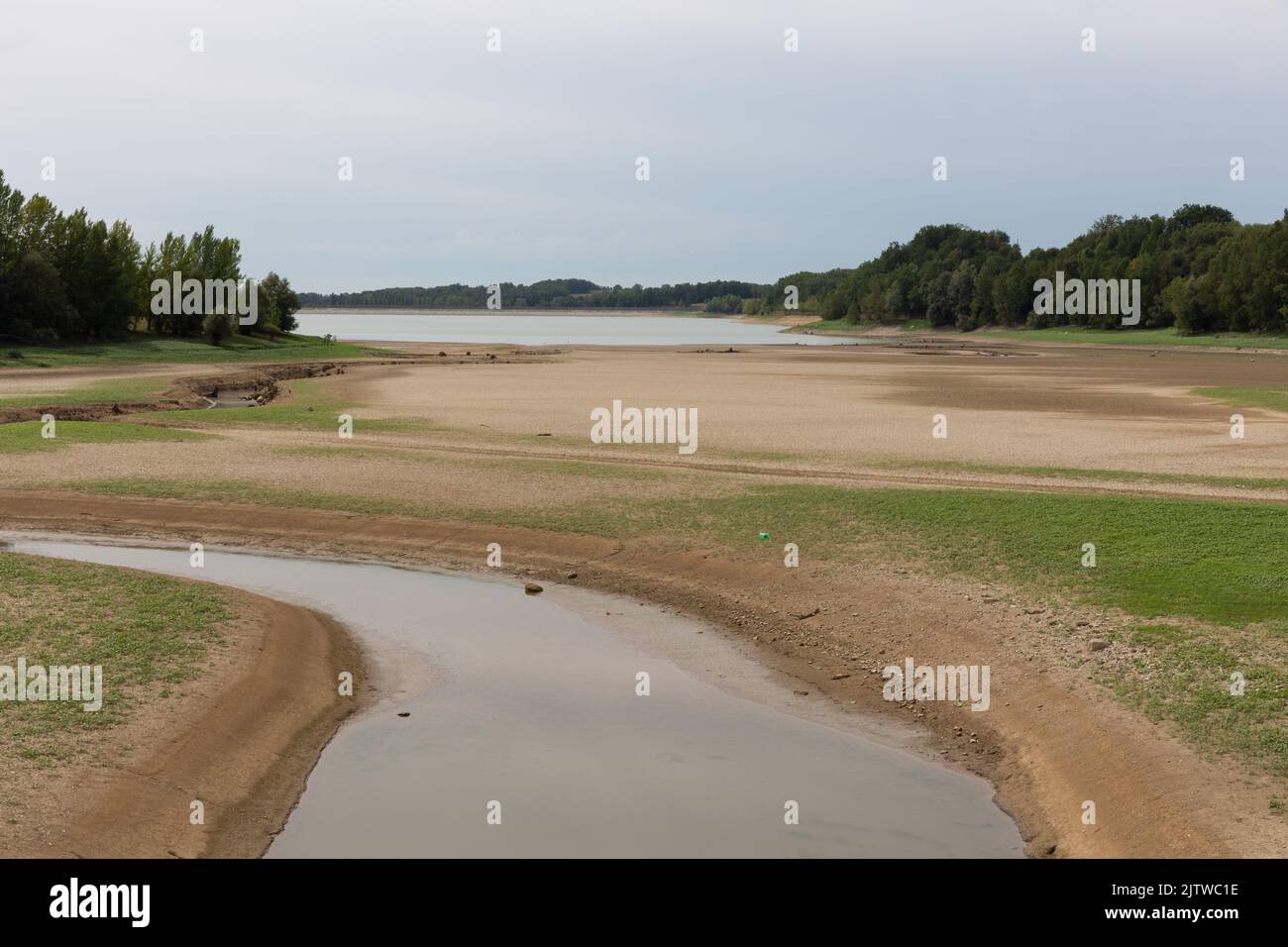 Drought affecting the reservoir Lac de L'Escourou, Nouvelle-Aquitaine, France Stock Photo