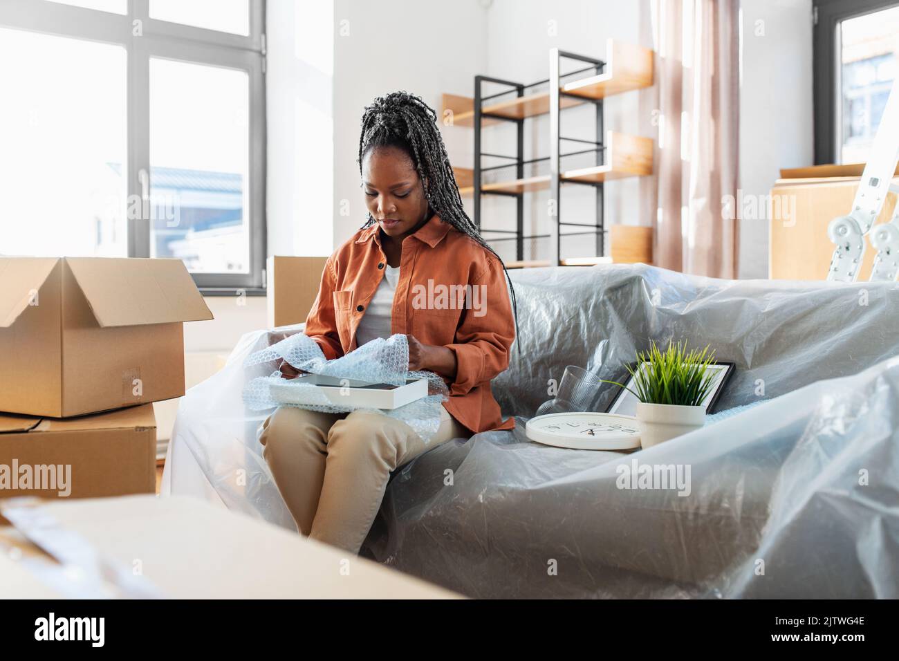 African american woman packing hi-res stock photography and images - Alamy