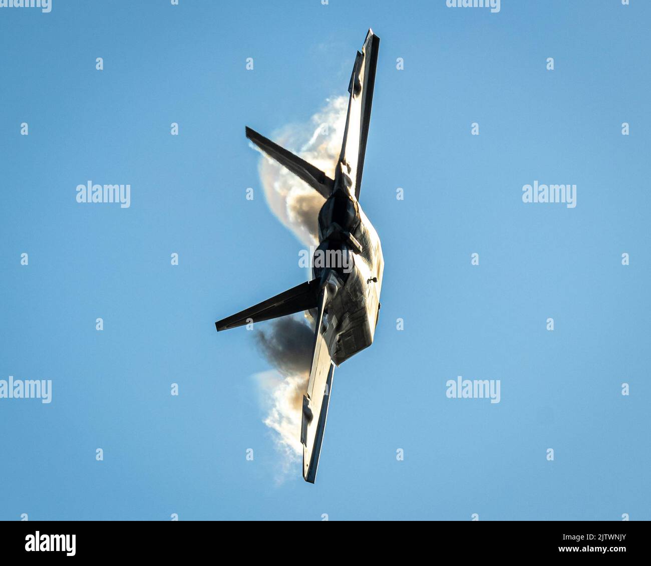 the-incredible-f-22-raptor-at-the-stuart-air-show-stock-photo-alamy
