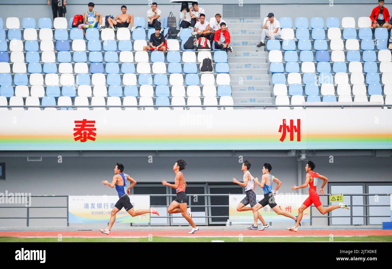 TAIZOU, CHINA - SEPTEMBER 2, 2022 - Athletes compete in the men's 15-16 age group 400-meter race at the 20th Jiangsu Provincial Games in Taizhou, Jian Stock Photo