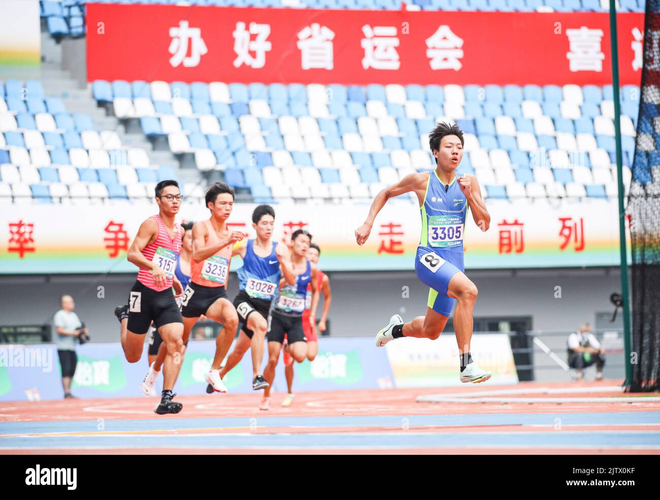 TAIZOU, CHINA - SEPTEMBER 2, 2022 - Athletes compete in the men's 15-16 age group 400-meter race at the 20th Jiangsu Provincial Games in Taizhou, Jian Stock Photo