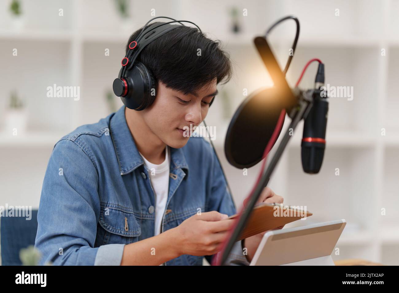 Home recording studio computer hi-res stock photography and images - Alamy