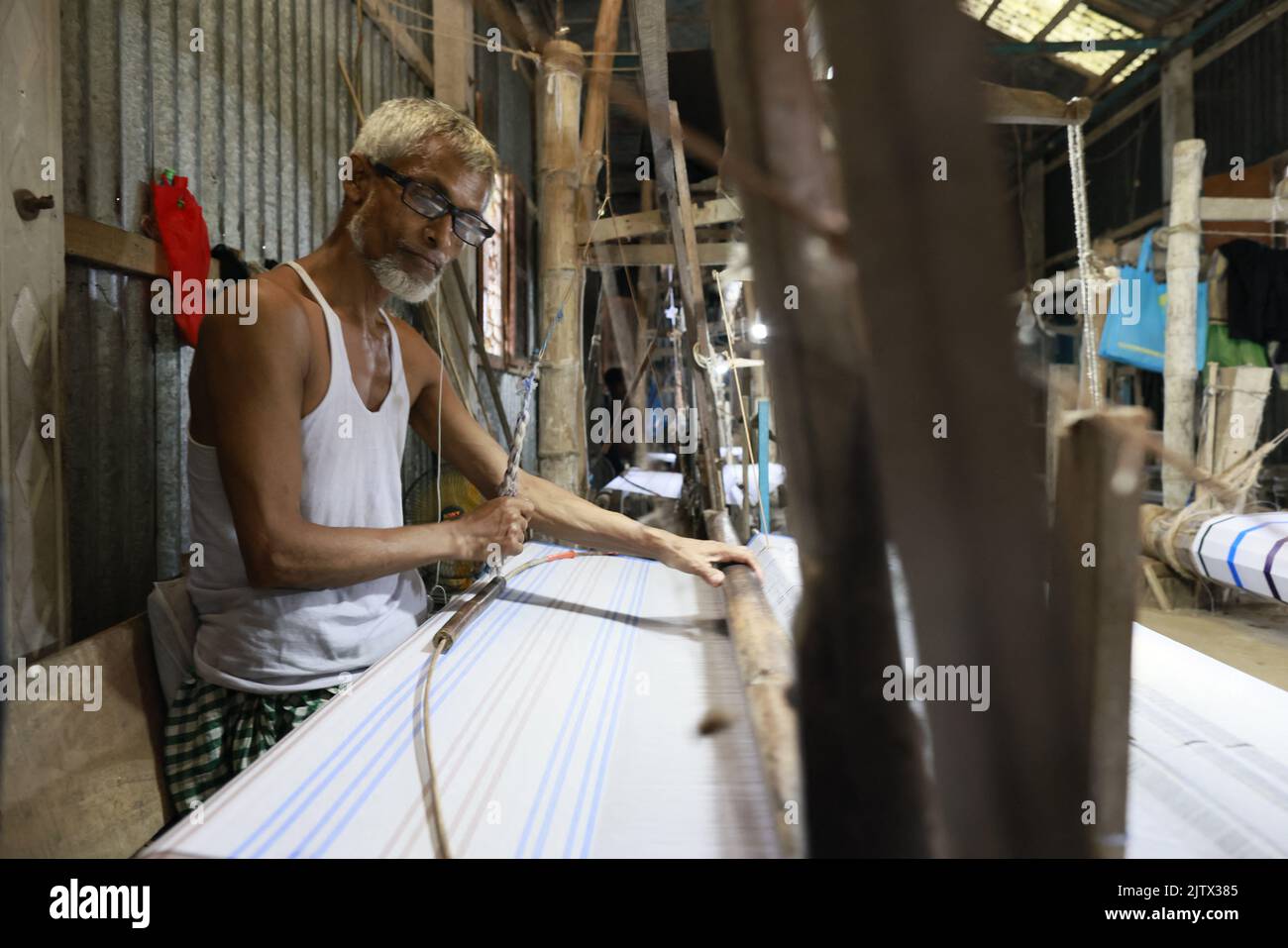 Weaver Abu Hossain, the last generation to carry forward the handloom ...