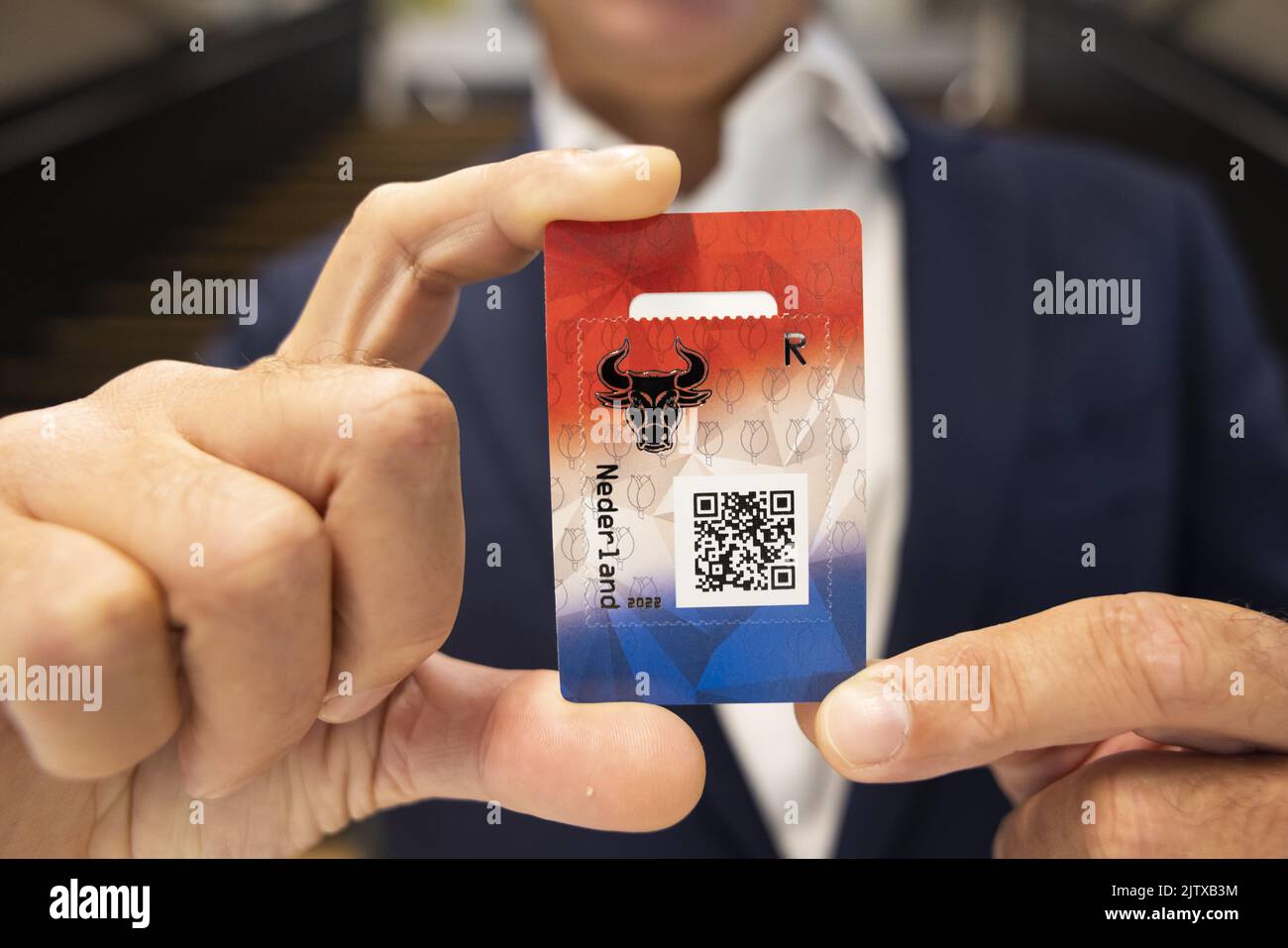 2022-09-02 08:53:38 THE HAGUE - THE HAGUE - Bob van Ireland, director Mail  Netherlands at PostNL, unveils the design of the first Dutch crypto stamp.  The crypto stamp consists of both a