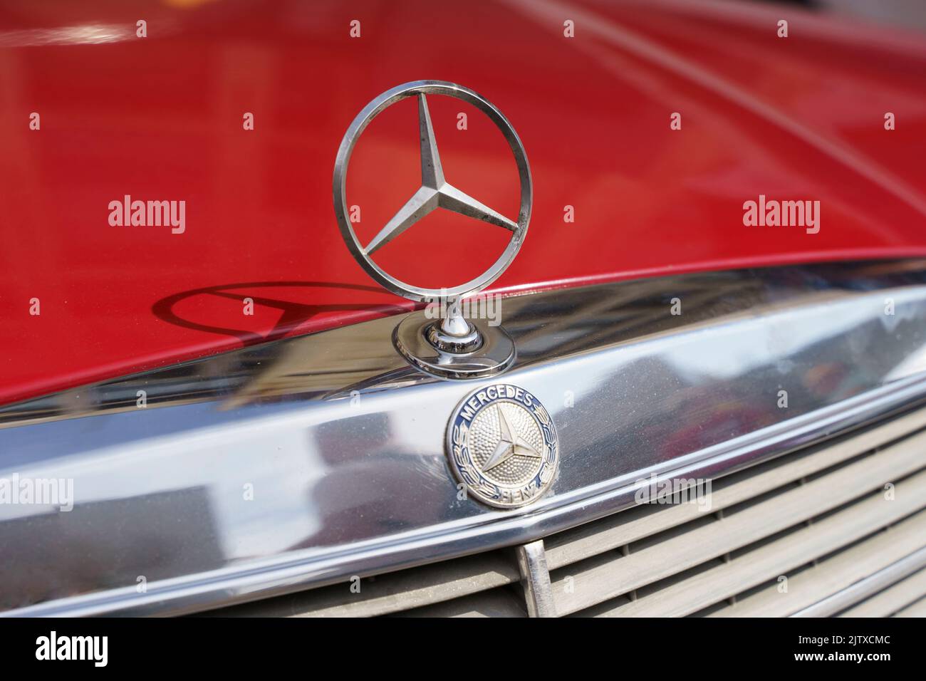 Mercedes badge old hi-res stock photography and images - Alamy